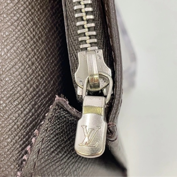 Auth Louis Vuitton Taiga Brown Portefeuille Brother  M61697 EUC DC IN PHOTO - Picture 9 of 16